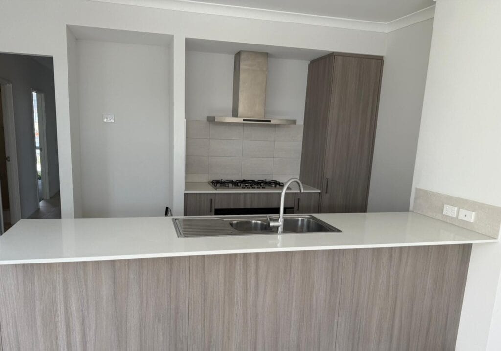 Professional vacate kitchen cleaning in Alkimos Perth by Tapis Cleaning Perth – deep cleaning of stove, tiles, and surfaces for end of lease inspection